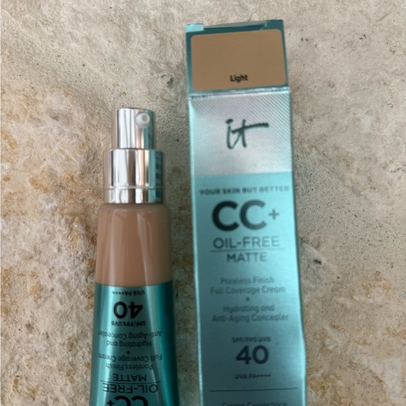 IT Cosmetics CC+ Oil-Free Matte Foundation with SPF 40- Shade: LIGHT - Picture 2 of 4